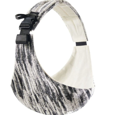 Écharpe de portage tissu gris chiné, vue de près, design ergonomique avec boucle de sécurité pour le portage quotidien de bébé.