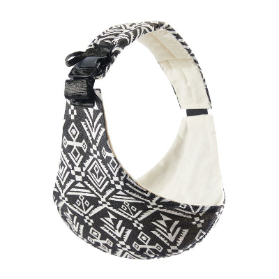 Détail de l’écharpe de portage noir et blanc à motifs ethniques, tissu doux et sangles robustes visibles.