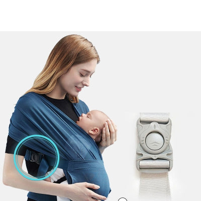 Maman portant bébé en écharpe tout en préparant le repas, illustrant la liberté d’action du portage.
