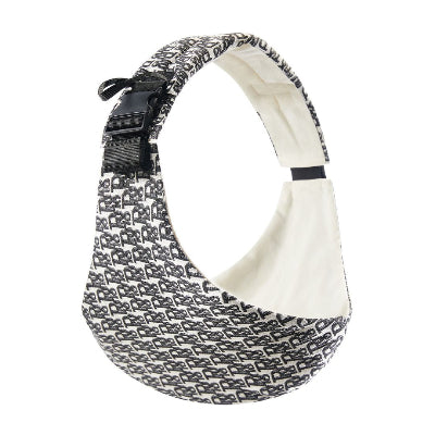 Gros plan sur une écharpe de portage noir imprimée de petits motifs répétés, vue sur la sangle de sécurité.