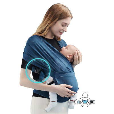 Bébé en peau à peau contre sa maman dans une écharpe de portage aérée, favorisant l’attachement et le calme.