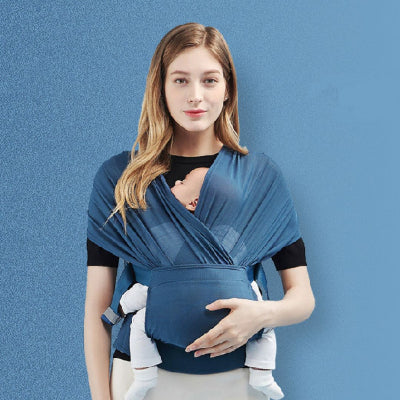 Bébé confortablement installé dans une écharpe de portage physiologique avec maintien en position M.