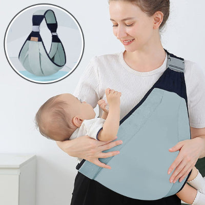 Maman portant son bébé dans une écharpe de portage verte en position d’allaitement, contact peau à peau rassurant.