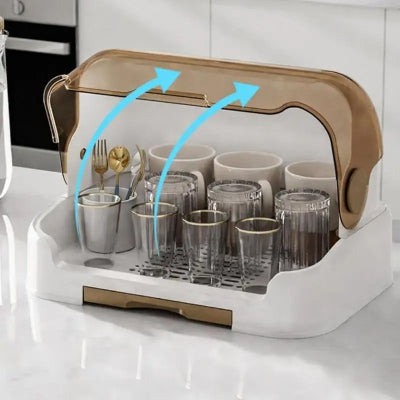 Égouttoir biberon ouvert avec flèches illustrant l’aération naturelle, garantissant un séchage rapide et sans stagnation d’eau pour biberons, tasses et couverts de bébé.