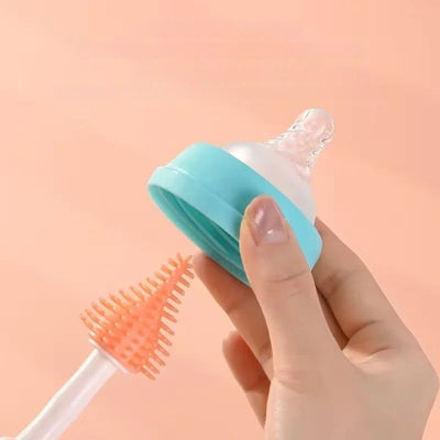 Utilisation ciblée du goupillon biberon pour le nettoyage doux des tétines de biberon, illustrant la précision de la mini-brosse conique incluse.