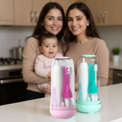 Deux goupillons biberon électriques TétinNet™, l’un rose et l’autre turquoise, posés sur un comptoir de cuisine moderne, avec deux jeunes mamans et un bébé souriant en arrière-plan. Parfait pour un usage familial et une hygiène sans effort.