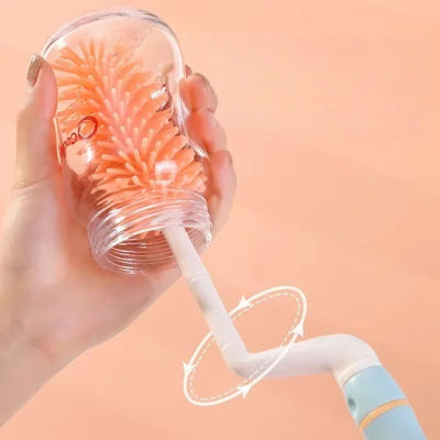 Goupillon biberon incurvé à brosse souple nettoyant l’intérieur d’un biberon en verre, avec manche ergonomique bleu ciel facilitant la prise en main.