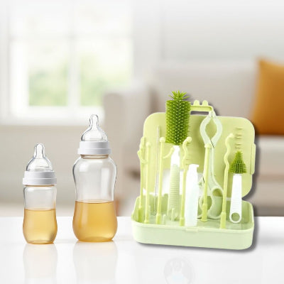 Kit goupillon biberon vert posé près de biberons en verre, illustrant la compatibilité universelle et l’utilisation à la maison.