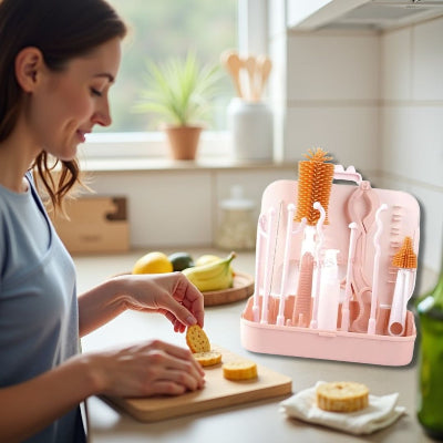 Maman en cuisine avec le goupillon biberon ZenBibi™ rose à portée de main, pour un nettoyage rapide des accessoires de bébé.