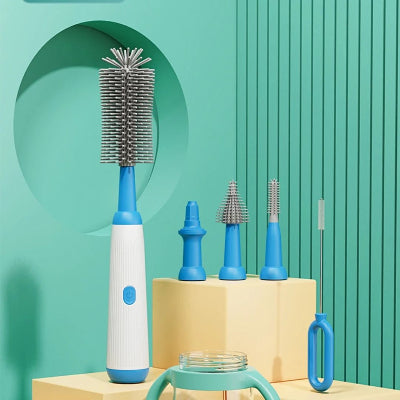 Ensemble d’accessoires pour goupillon électrique biberon, posé sur table