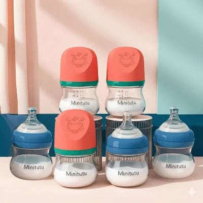 Lot de biberons en verre borosilicate avec tĂ©tine physiologique imitant le sein, sans BPA et rĂ©sistants Ă lâĂ©bullition â idĂ©al pour lâallaitement mixte et une organisation sereine au quotidien.