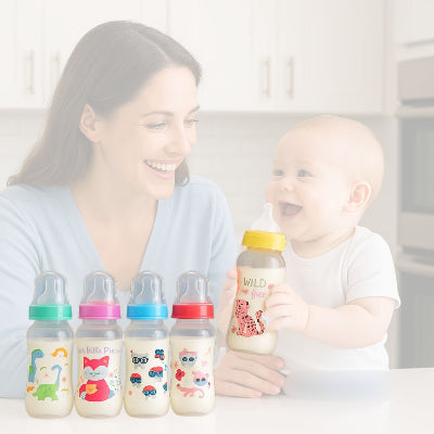Maman souriante et son bébé assis qui boit au biberon, avec plusieurs biberons prêts alignés – organisation pratique des repas bébé.