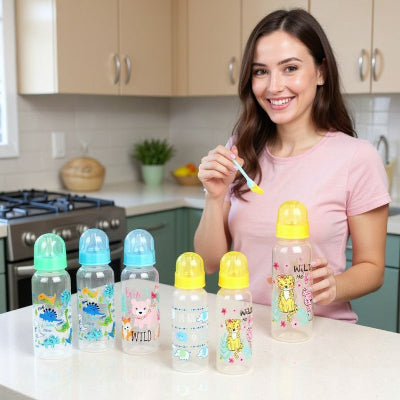 Jeune maman nettoie des biberons avec bouchons colorés et motifs animaux, produits adaptés lave-vaisselle