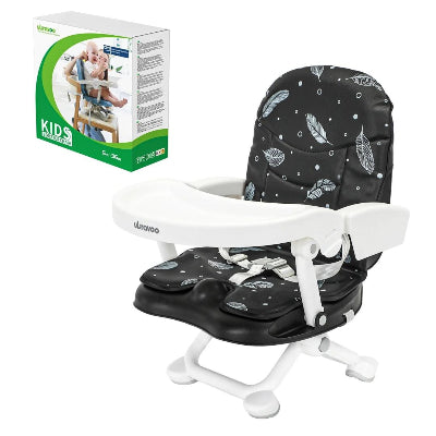 Rehausseur chaise bébé pliable noir avec imprimé plumes blanches, siège compact avec harnais 3 points et plateau ajustable, parfait comme chaise bébé de voyage.