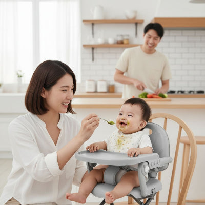 Bébé confortablement installé dans un réhausseur de chaise bébé pliable pendant un repas au restaurant en famille, siège de table pratique.