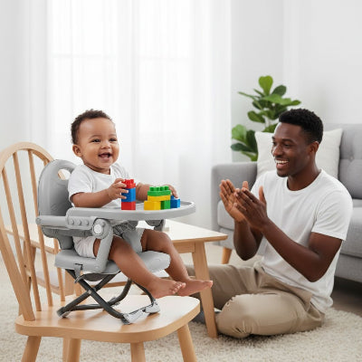 Réhausseur de chaise bébé installé dans le salon, bébé joue avec des cubes colorés accompagné de son papa, chaise pour bébé manger et jouer.