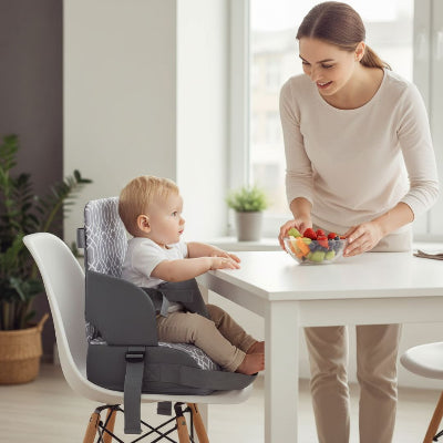 Rehausseur de chaise pour bébé bleu utilisé au restaurant, enfant mangeant à table avec ses parents, chaise bébé sur table pratique et nomade.