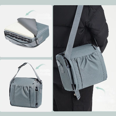 Rehausseur de chaise pour bébé pliable gris transformé en sac portable avec bandoulière, pratique comme chaise nomade et coussin rehausseur pour chaise.