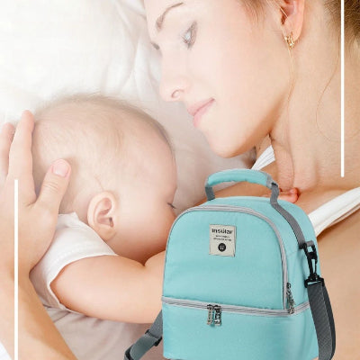 maman allaitant son bébé avec le sac isotherme Bebe à portée de main pour garder le lait maternel à température idéale