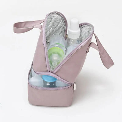 Compartiment principal du sac isotherme bébé ouvert avec plusieurs biberons en position verticale, doublure aluminium étanche.