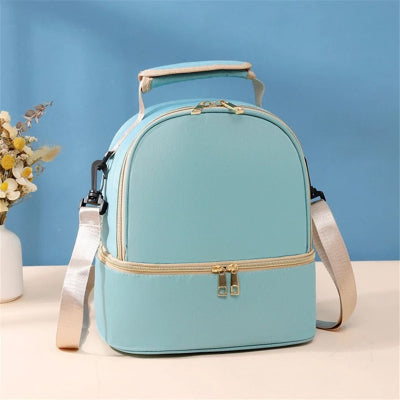 Sac isotherme Bebe bleu lagon au design moderne, conçu pour garder les repas de bébé frais ou chauds pendant plusieurs heures