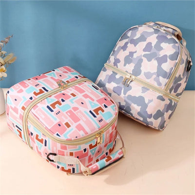 Deux sacs isothermes Bebe en version camouflage et géométrique posés sur une table, parfaits pour comparer les styles tout en garantissant une conservation thermique optimale.