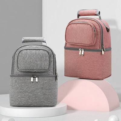 Les deux variantes du sac isotherme Bebe BibiCool™ en gris et rose, posées sur socle moderne pour un look stylé et fonctionnel.