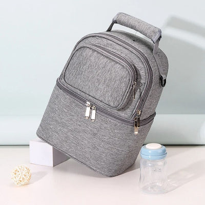Sac isotherme Bebe gris BibiCool™ avec bouteille, illustrant l’usage quotidien pour transporter lait ou collation.