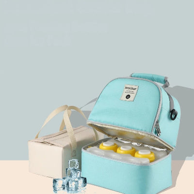 sac isotherme Bebe ouvert contenant des biberons et des blocs réfrigérants avec sac intérieur beige amovible