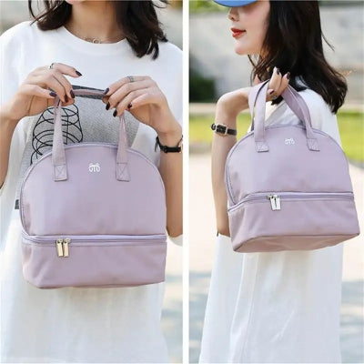 Sac isotherme bébé lavande présenté en situation, format compact avec double zip pratique et poignée renforcée.