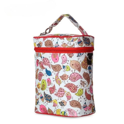 Sac isotherme Bebe à motif oiseaux multicolores avec fermeture rouge, look ludique et capacité pour deux biberons, idéal pour les jeunes parents.