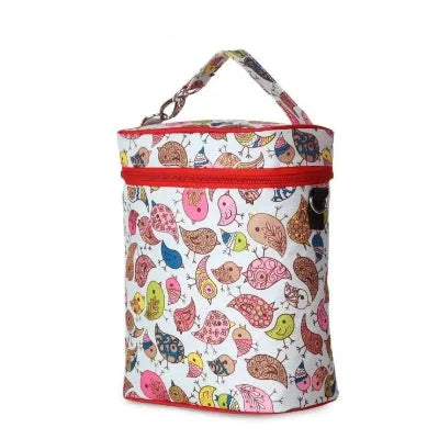 Sac isotherme Bebe à motif oiseaux multicolores avec fermeture rouge, look ludique et capacité pour deux biberons, idéal pour les jeunes parents.