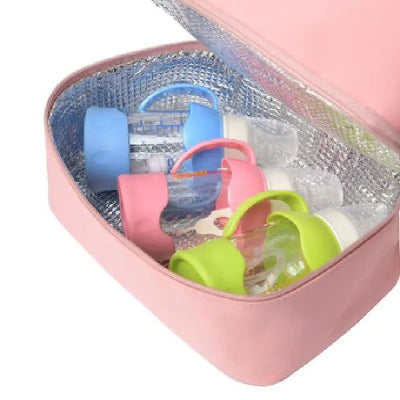 Intérieur du sac isotherme bébé avec 4 biberons rangés, compartiment doublé en aluminium pour une conservation optimale du lait maternel.