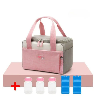 sac isotherme Bebe rose avec trois flacons de lait et blocs froids bleus, pensé pour les mamans allaitantes en déplacement