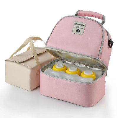 Sac isotherme Bebe rose équipé d’un compartiment isotherme contenant 3 biberons et bloc froid, pour des repas toujours à bonne température.