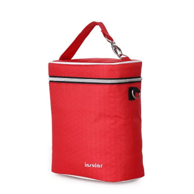 Sac isotherme Bebe rouge vif avec revêtement imperméable et fermeture zippée, parfait pour maintenir lait et repas bébé à température.