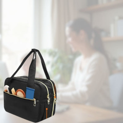 Sac isotherme bébé posé sur un bureau, idéal pour les mamans actives souhaitant conserver le lait maternel frais au travail.