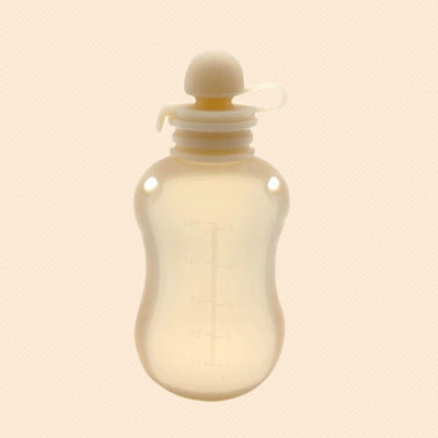 Sachet conservation lait maternel en silicone beige avec graduation visible, conçu pour les mamans recherchant simplicité et sécurité.