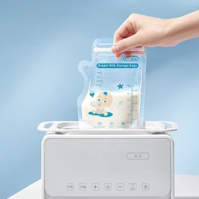 Sachet conservation lait maternel compatible avec chauffe-biberon, stable et autoportant pour un usage simplifié.