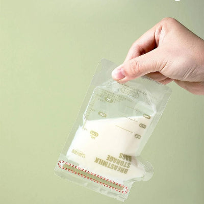 Zoom sur un sachet conservation lait maternel fermé avec double zip pour garantir l’étanchéité et éviter les fuites pendant le stockage.