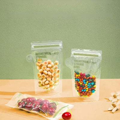 Sachets conservation lait maternel utilisés pour stocker des fruits et confiseries, illustrant leur multifonctionnalité au quotidien.