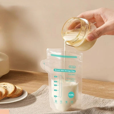 Versement précis de lait maternel dans un sachet de conservation 150 ml, conçu pour éviter les débordements et faciliter le stockage.