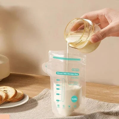 Versement précis de lait maternel dans un sachet de conservation 150 ml, conçu pour éviter les débordements et faciliter le stockage.