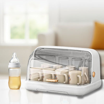 Sèche biberon blanc BibStand™ installé dans un intérieur lumineux avec biberon à côté, parfait pour les jeunes parents recherchant hygiène et esthétique.