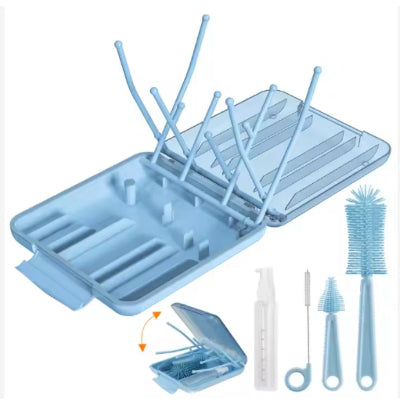 Sèche biberon ZenDry™ en bleu ciel avec accessoires complets à côté, prêt pour l’utilisation à la maison ou en déplacement.