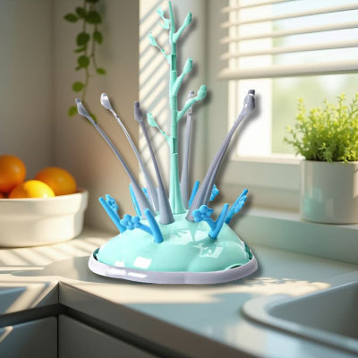Sèche biberon coloré vert et gris placé près de l’évier dans une cuisine lumineuse, combinant design compact et hygiène bébé.