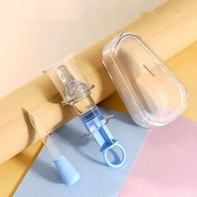Kit de seringue d'alimentation orale bleu, comprenant une tétine, un embout, et un boîtier de rangement transparent, idéal pour administrer des médicaments à bébé avec précision.