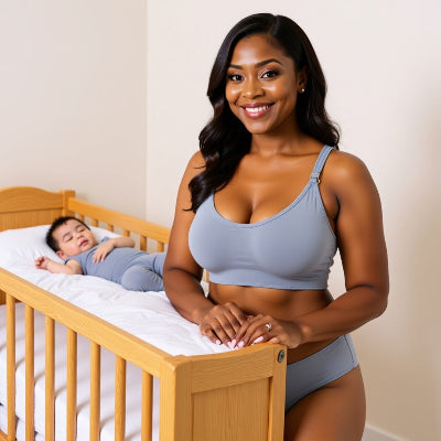 Maman souriante portant un soutien gorge d’allaitement bleu ciel Lace Embrace™ près d’un lit bébé, mettant en valeur le confort sans armature et le design pratique pour l’allaitement à domicile.