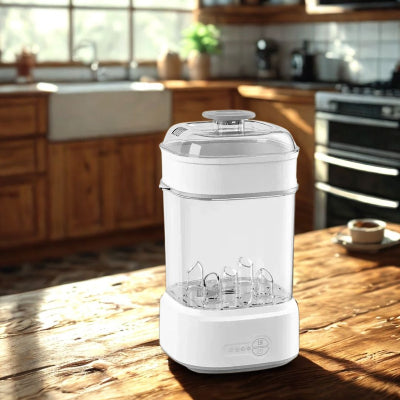 Stérilisateur biberon au design moderne, posé sur un plan de travail en bois, parfait pour s’intégrer dans une cuisine familiale.