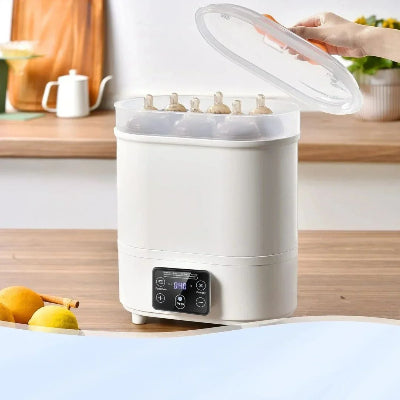 Utilisation facile du stérilisateur biberon grâce à son couvercle amovible et son panneau digital, idéal pour les jeunes parents.